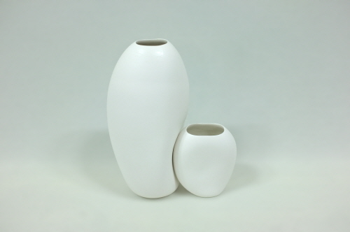 Hug vase_porcelain_15x9x27cm_2015.JPG